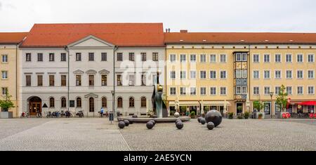 Sculpture moderne en bronze et plastique et fontaine à Markltplatz Dessau Saxe-Anhalt Allemagne. Banque D'Images