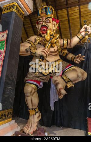 Ogoh-Ogoh, statue démon pour Ngrupuk effectuée parade à la veille du jour de Nyepi. Vertical image. Banque D'Images