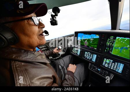 Frederick, États-Unis. 07Th Dec, 2019. L'US Air Force à la retraite Le Colonel Charles McGee, et Tuskegee Airman un ancien combattant décoré de trois guerres, vole un Cirrus Vision SF50 avec l'aide de jet pilot Boni Caldeira pendant un vol aller-retour de Frederick, Maryland, à Dover Air Force Base au Texas pour aider à célébrer le 100e anniversaire de McGee, le vendredi, 6 décembre 2019. McGee's anniversaire est le 7 décembre. Photo de David Tulis/UPI UPI : Crédit/Alamy Live News Banque D'Images