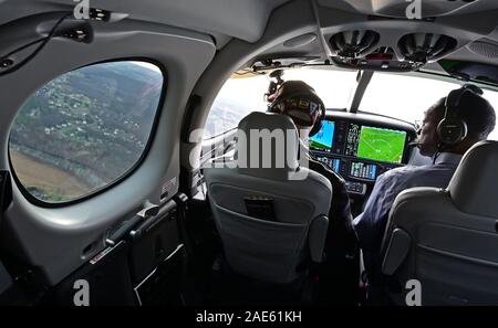 Frederick, États-Unis. 07Th Dec, 2019. L'US Air Force à la retraite Le Colonel Charles McGee, banques, Tuskegee Airman dans un virage dans un Cirrus Vision SF50 avec jet pilote de coaching Boni Caldeira pendant un vol à Dover Air Force Base au Texas pour aider à célébrer le 100e anniversaire de l'ancien combattant décoré, le vendredi, 6 décembre 2019. McGee's anniversaire est le 7 décembre. Photo de David Tulis/UPI UPI : Crédit/Alamy Live News Banque D'Images