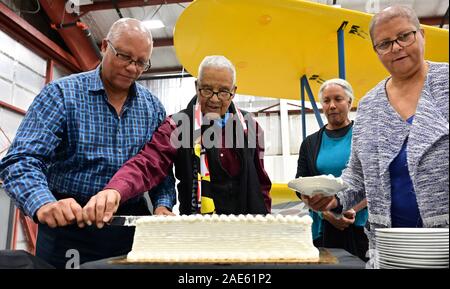 Frederick, États-Unis. 07Th Dec, 2019. L'US Air Force à la retraite Le Colonel Charles (C), un ancien combattant décoré et Tuskegee Airman de trois guerres, coupe du gâteau d'anniversaire avec sa famille à l'Aircraft Owners and Pilots Association hangar lors d'un 100e anniversaire de Frederick, Maryland, le vendredi, 6 décembre 2019. McGee's anniversaire est le 7 décembre. Photo de David Tulis/UPI UPI : Crédit/Alamy Live News Banque D'Images