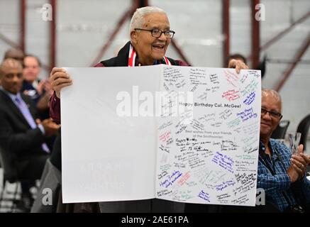 Frederick, États-Unis. 07Th Dec, 2019. L'US Air Force à la retraite Le Colonel Charles McGee, un ancien combattant décoré et Tuskegee Airman de trois guerres, est titulaire d'une carte d'anniversaire présenté par le Smithsonian Air and Space Museum pour honorer ses efforts bénévoles pour sensibiliser les jeunes, lors d'un 100e anniversaire célébration à l'Aéroport Municipal de Frederick de Frederick, Maryland, le vendredi, 6 décembre 2019. McGee's anniversaire est le 7 décembre. Photo de David Tulis/UPI UPI : Crédit/Alamy Live News Banque D'Images