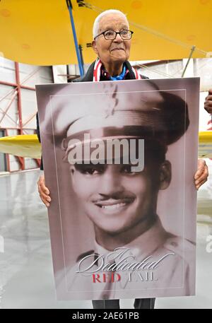 Frederick, États-Unis. 07Th Dec, 2019. Le colonel de l'US Air Force à la retraite Charles, un ancien combattant décoré et Tuskegee Airman de trois guerres, est titulaire d'un portrait de lui-même comme un jeune pilote lors d'un 100e anniversaire de Frederick, Maryland, le vendredi, 6 décembre 2019. McGee's anniversaire est le 7 décembre. Photo de David Tulis/UPI UPI : Crédit/Alamy Live News Banque D'Images