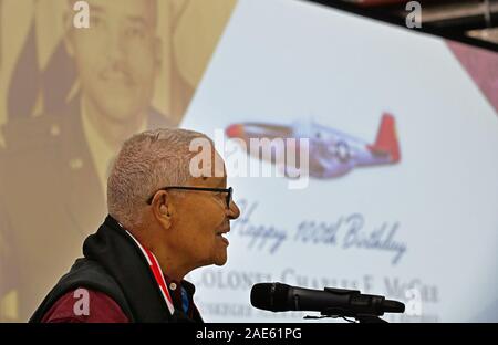 Frederick, États-Unis. 07Th Dec, 2019. Le colonel de l'US Air Force à la retraite Charles, un ancien combattant décoré et Tuskegee Airman de trois guerres, est encadré par une ressemblance de la red-tailed North American P-51 Mustang le groupe d'aéronefs volaient, lors d'un 100e anniversaire de Frederick, Maryland, le vendredi, 6 décembre 2019. McGee's anniversaire est le 7 décembre. Photo de David Tulis/UPI UPI : Crédit/Alamy Live News Banque D'Images