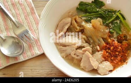 Grand avec des nouilles sautées au porc sauce sauce sur la cuvette Banque D'Images