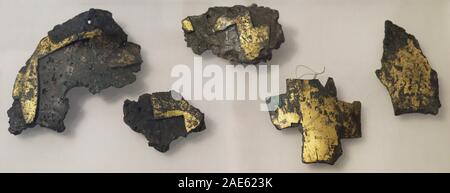 Fragmentos de bronce chapados en oro. Torre de Hércules, La Corogne. Museo Arqueológico e Histórico (Castillo de San Antón). La Coruña. La Galice. España. Banque D'Images