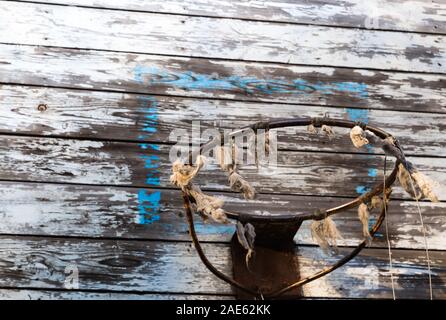 Rusty old metal basket hoop vue rapprochée Banque D'Images