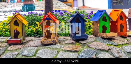 Rangée colorée de maisons d'oiseaux dans une cour de Hundertwasser Green Citadel Altstadt Magdeburg Saxe-Anhalt Allemagne. Banque D'Images