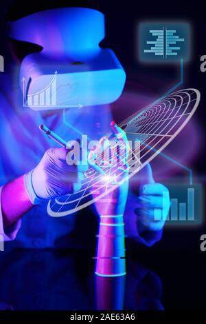 Engineer crée un bras robotique. Réalité augmentée avec graphiques et diagramms. Concept de communication et informatique robotique. Banque D'Images