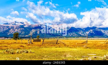 Terres agricoles abandonnées à Mormom rangée avec le Cloud de l'Grand Tetons dans Grand Tetons National Park près de Jackson Hole, Wyoming, United States Banque D'Images