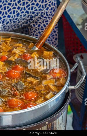 Photo gros plan de la cuisson la pâte de crabe vietnamien soupe- Bun Rieu Banque D'Images