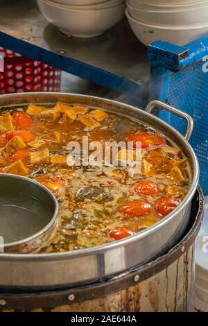 Pot de pâte de crabe Vietnam cuisine et soupe de tomate Banque D'Images