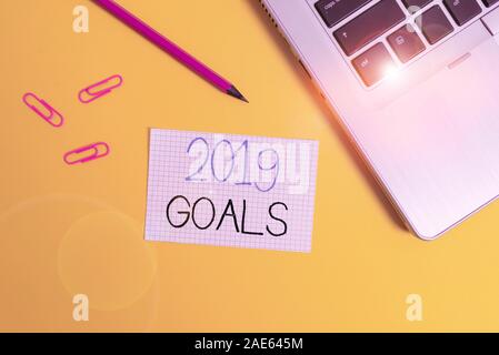 L'écriture de texte Word 2019 Objectifs. Photo d'affaires mettant en vedette quelque chose que vous essayez de faire ou d'atteindre cette année pour ordinateur portable branché clips métalliques penc Banque D'Images