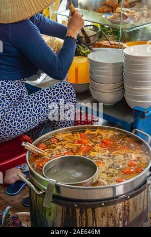 La cuisine femme Bun Rieu, soupe populaire vietnamienne au vendeur Banque D'Images