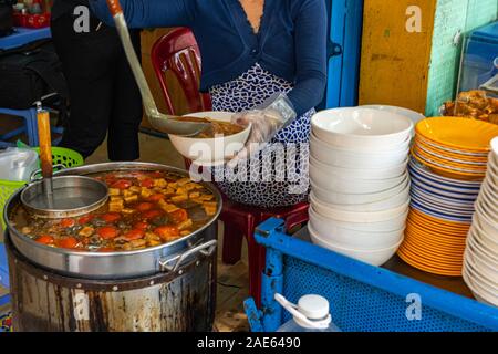 Woman serving delicious Bun rieu- pâte de crabe vietnamien soupe de nouilles Banque D'Images