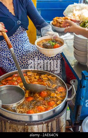 Femme vietnamienne Cuisine Bun Rieu et nouilles au vendeur de l'alimentation de rue Banque D'Images