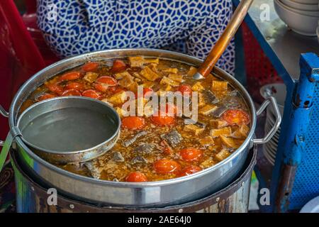 Pot de pâte de crabe vietnamien et le bouillon d'escargot- Bun Rieu Banque D'Images