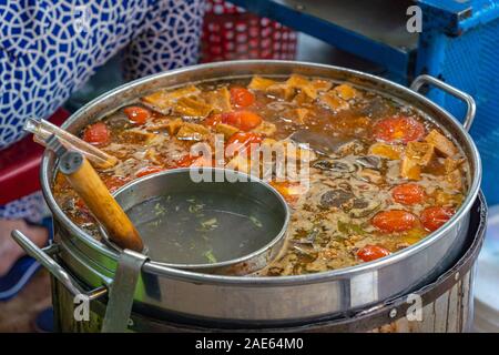 Pot de pâte de crabe vietnamien cuisine soupe de nouilles- Bun Rieu Banque D'Images