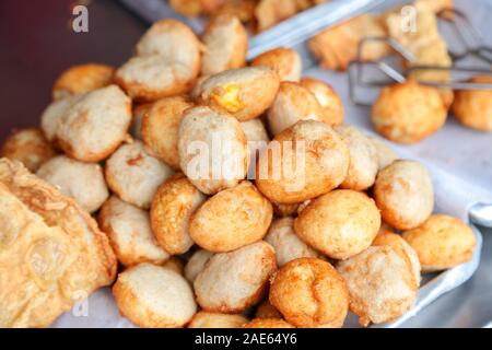 Vente de décrochage délicatesse malaisien Yong, de repas, d'un Foo Tau type de viande rempli de légumes la préparation des aliments. Banque D'Images