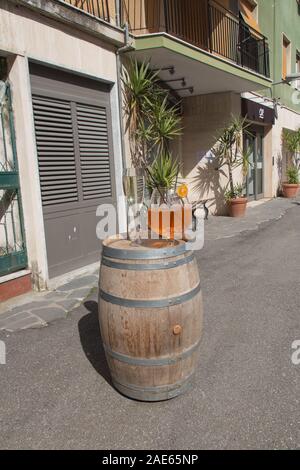 Vernazza, Italie - 2 Avril 2018 : l'avis de l'immense verre d'Aperol spritz sur une rue typique de Vernazza dans le Parc National de Cinque Terre sur Ap Banque D'Images