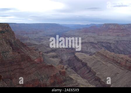 La Rivière Colorado sculpte son chemin à travers le Grand Canyon à son voyage vers le golfe de Californie. Banque D'Images