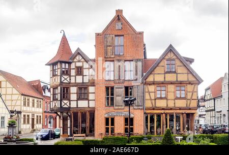 Exempel Schustuben und quartier Langer Hals boutique hôtel médiéval à ossature bois bâtiment historique Altstadt Tangermünde Saxe-Anhalt Allemagne. Banque D'Images