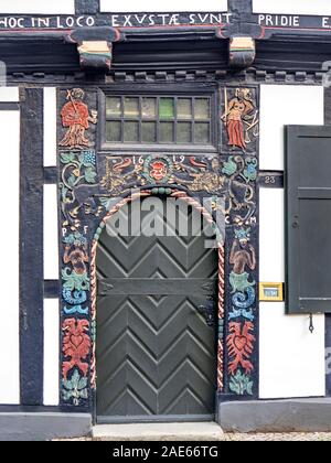 Porte en bois voûtée et architecture décorative sculptée et sculptée sur un bâtiment en bois dans l'historique Altstadt Tangermünde Saxe-Anhalt Allemagne Banque D'Images