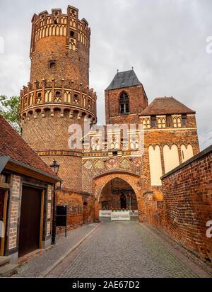 Brique médiévale Gothique Neustädter Tor Nouvelle ville Tour passerelle fortification dans l'historique Altstadt Tangermünde Saxe-Anhalt Allemagne. Banque D'Images