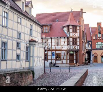 Rangée de bâtiments à ossature de bois dans l'historique Altstadt Tangermünde Saxe-Anhalt Allemagne Banque D'Images