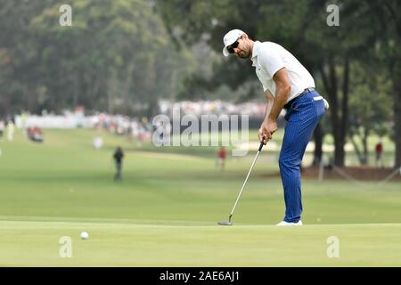 Sydney, Nouvelle-Galles du Sud, Australie. 07Th Dec, 2019. Le Club de Golf ; Australie, Sydney, Nouvelle-Galles du Sud, Australie ; PGA Tour d'Australasie, l'Australian Open Golf, 3ème tour ; Cameron Tringale des États-Unis d'Amérique regarde son putt roll vers la 16e trou : Action Crédit Plus Sport Images/Alamy Live News Banque D'Images