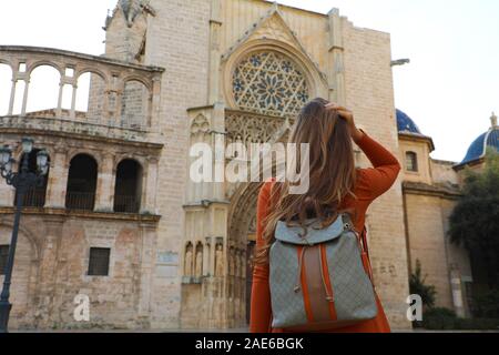 Tourisme à Valence. Vue arrière de la fille du voyageur visitant la cathédrale de Valence. Vacances en Espagne. Banque D'Images