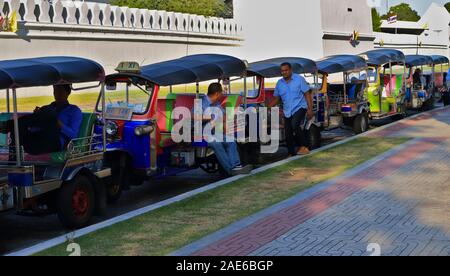 Bangkok, Thaïlande - 2 décembre 2019 : Ligne de véhicule à moteur à trois roues ou tuk tuk gratuit le long de la route de la rue en face de Wat Pho Banque D'Images