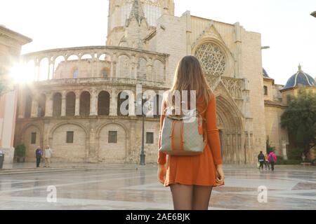 Tourisme à Valence. Vue arrière de belle fille visiter la cathédrale de Valence sur la journée ensoleillée. Vacances en Espagne. Banque D'Images