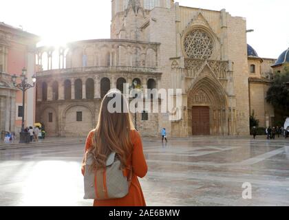 Tourisme à Valence. Vue arrière de belle fille visiter la cathédrale de Valence. Vacances en Espagne. Banque D'Images