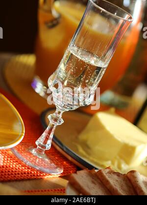 Close up table de petit-déjeuner avec champagne, lumière naturelle sur verre Banque D'Images