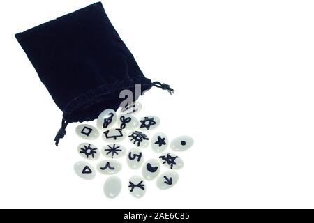 Ensemble de white opal runes dans un sac noir isolé sur fond blanc Banque D'Images