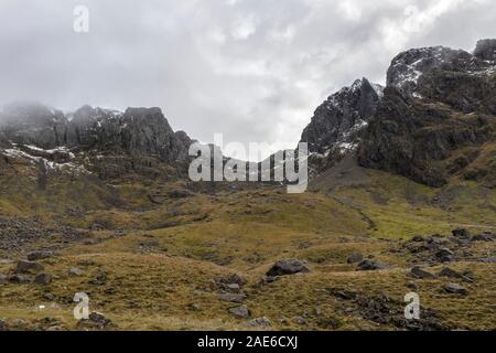 Mickledore flanquée de piques Crag (L) et Scafell Crag (R) vue du creux des pierres Chemin de Scafell Pike, Lake District, Cumbria, Royaume-Uni Banque D'Images