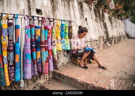 Marché nocturne dans le Luang Prabang, Laos, Asie. Banque D'Images