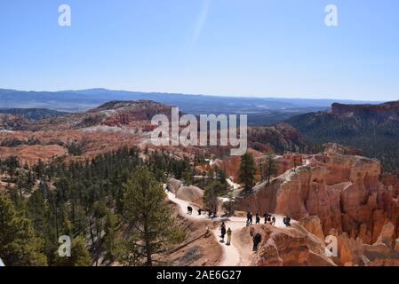 Randonneurs sur le Queen's Garden Trail, qui conduit les visiteurs à travers champs de cheminées sur le principal bord de Bryce Canyon National Park. Banque D'Images