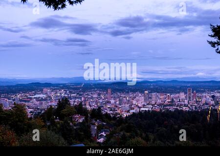 Oregon Portland cityscape skyline et Mt. Capuche dans le lointain. Entrée de nuit sur la ville de Portland, Oregon, États-Unis d'Amérique. Banque D'Images