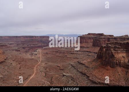 Rim Road blanc pénètre dans le Parc National de Canyonlands. Prise de l'île dans le ciel du parc de district. Banque D'Images