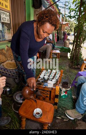 L'Éthiopie, région d'Amhara, Gondar, centre-ville, en bordure des femme versant de décrochage café buna Banque D'Images