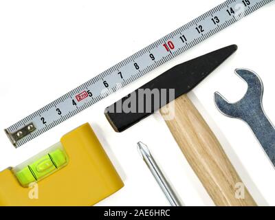 Vue de dessus d'outils de travail isolé sur fond blanc. ensemble d'outils à l'aide d'un marteau, niveau, tournevis, clé, ruban à mesurer, copy space Banque D'Images