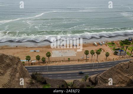 Vue panoramique sur une plage et l'océan Pacifique près de la quartier de Miraflores. Lima Pérou Banque D'Images