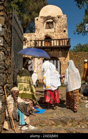 L'Éthiopie, région d'Amhara, Gondar, Dabre Berhan Selassie, extérieur à la porte de l'église fidèles Banque D'Images