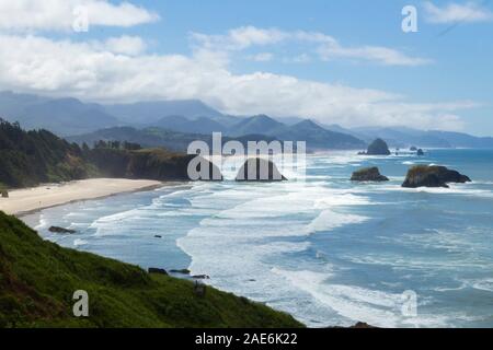 Belle vue imprenable vu de parc d'état d'Ecola sur la côte de l'Oregon avec le célèbre Haystack Rock dans la distance at Cannon Beach en bord de mer. Banque D'Images