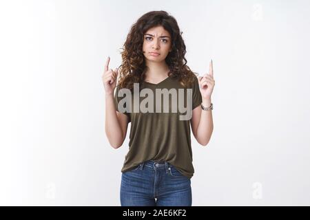 Laisser tomber les jeunes en colère perturbés boude mignon copine arménienne pointant soulevées doigts fronçant tacaud déçu se plaindre express sombre Banque D'Images