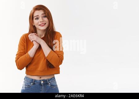 Offres de rêve touché bonne-femme rousse à recevoir des cadeaux de Jour de Valentines mignons, appuyez sur mains ensemble près de poitrine et les gémissements, de sourire en regardant Banque D'Images