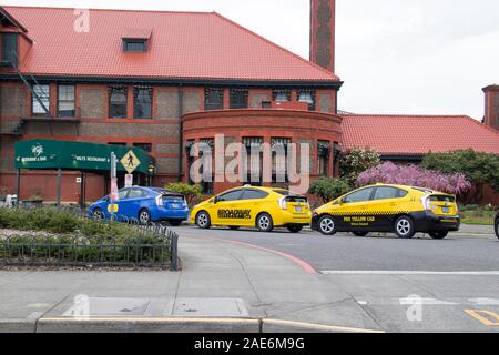 Portland, Oregon. Circa 2019. Broadway Cab et taxi jaune PDX garé derrière l'autre, et en attendant de récupérer les clients à Portland la gare Union. Banque D'Images