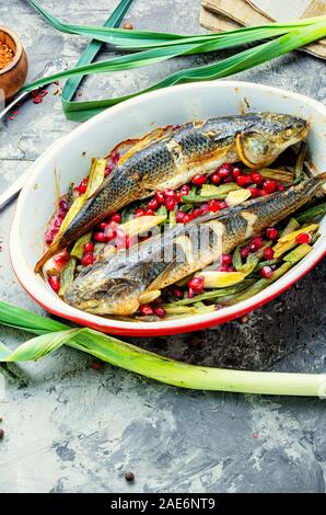 Boulangerie Pelengas avec légumes et poissons grillés cuits.grenade dans un plat de cuisson. Banque D'Images